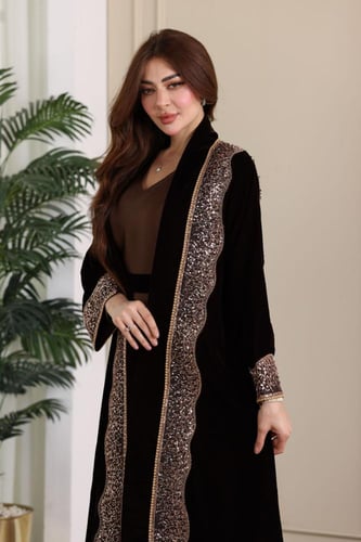 جلابية مخمل قطعتين بكلفة مطرزة في الامام والخلف