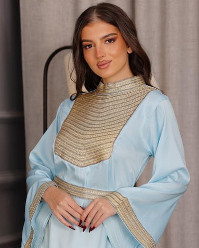 جلابية ساتان بطابع فرعوني مربع