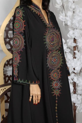 جلابية بخامة باربي بتطريز راقي في الرقبة والكم وإض...