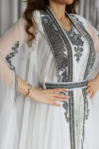 جلابية قفطان قطعتين فراشة بتطريز عريض في الصدر و ب...