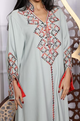 جلابية بخامة باربي بتطريز راقي في الرقبة والكم وإض...