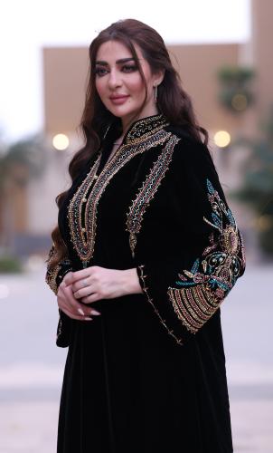 جلابية مخمل بتطريز شك يدوي ذهبي في الصدر والاكمام