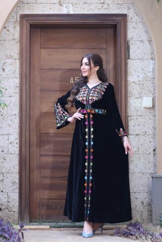 جلابية مخمل راقية بحزام وتطريز بإلوان زاهية