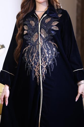 جلابية مخمل بكلفة مطرزة في الصدر ورقبة قلاب