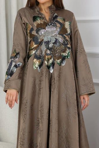 جلابية جاكار بتطريز الترتر في الصدر والكم