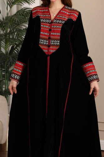 جلابية مخمل ممزوجة بقماش السدو التراثي