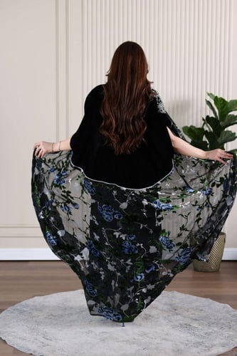 جلابية مخمل قطعتين بتطريز شك وكرستالات ممزوجة بخام...