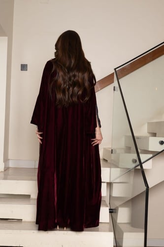 جلابية مخمل قطعتين بتطريز شك في الصدر وبطانة ساتان