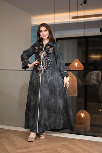 جلابية بكلفة مطرزة في الصدر ورقبة قلاب