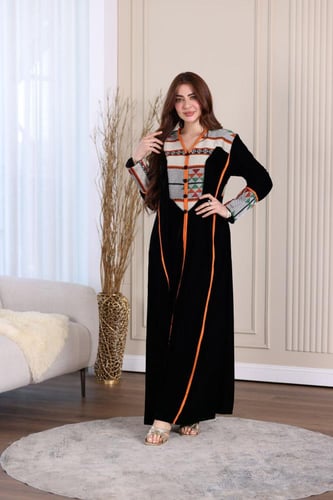 جلابية مخمل ممزوجة بقماش السدو التراثي