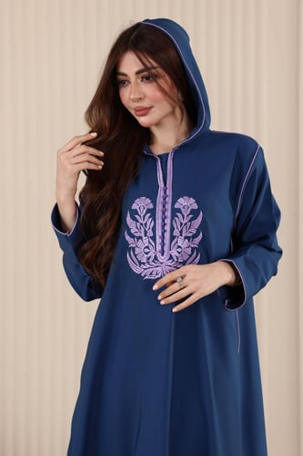 جلابية مغربية بخامة باربي وتطريز كمبيوتر في الصدر...