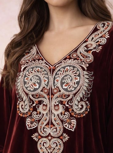 جلابية مخمل بتطريز شرقي مميز