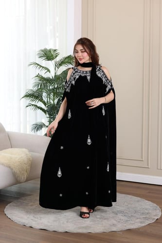 جلابية مخمل استقبال مطرزة باللول والكرستال وفتحة ف...