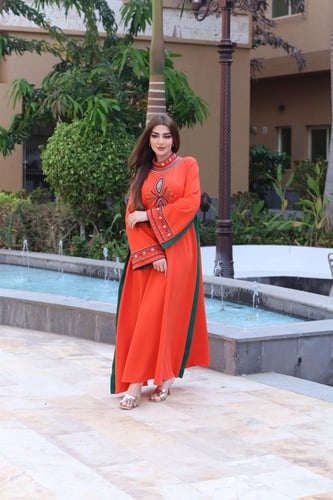 جلابية بخام باربي وتطريز أنيق في الصدر و الاكمام