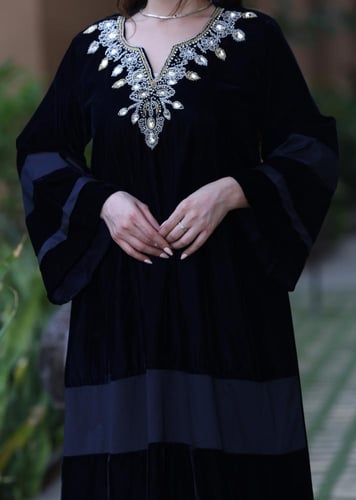 جلابية مخمل وتفتة بإضافة تطريز شك وكرستال