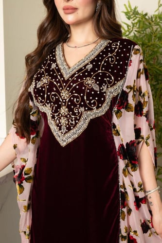 جلابية مخمل بتطريز شك وكرستالات في الصدر وتداخل ال...