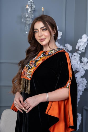 جلابية مخمل بتطريز مورد في الصدر والظهر