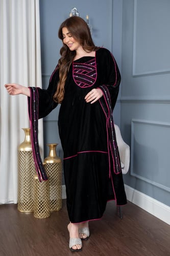 جلابية مخمل أنيقة بتطريز خفيف في الصدر واليد وفتحة...