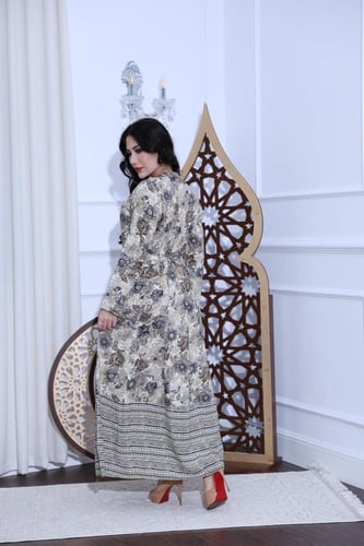 جلابية قطن موردة بتطريز كامل في الصدر