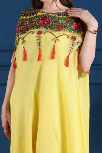 جلابية لينن خيش بتدخيله خامة الشالكي وتطريز أنيق