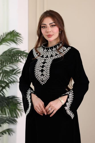 جلابية مخمل بتطريز شك كرستال في الصدر و الاكمام