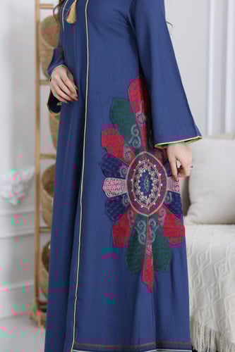 جلابية كريب بحريني بتطريز كمبيوتر في الجوانب