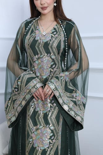 جلابية لينن مطرزة بالكامل بطابع تراثي أنيق ومشلح ت...