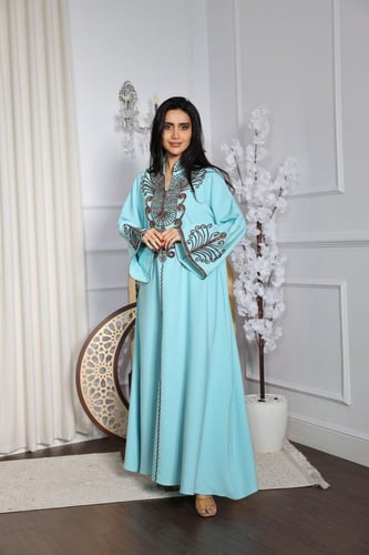 جلابية بخامة باربي بتطريز راقي في الرقبة والكم وإض...