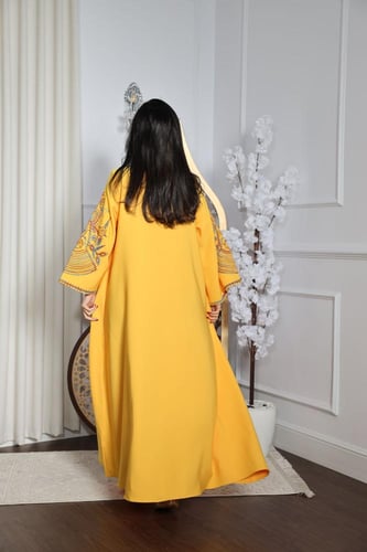 جلابية بخامة باربي بتطريز راقي في الرقبة والكم وإض...