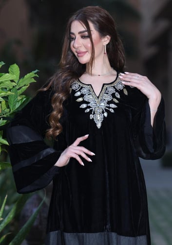 جلابية مخمل وتفتة بإضافة تطريز شك وكرستال