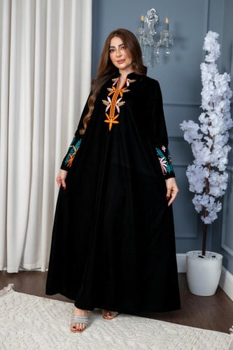 جلابية مخمل بتطريز ملون جميل في الصدر والاكمام