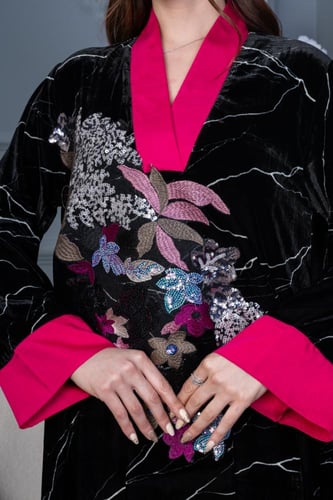 جلابية مخمل بعروق رائعة وتطريز مورد في الصدر