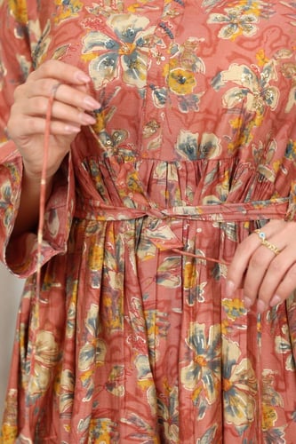 جلابية قطن موردة بتطريز خفيف في الصدر