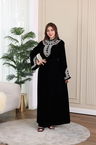 جلابية مخمل بتطريز شك كرستال في الصدر و الاكمام