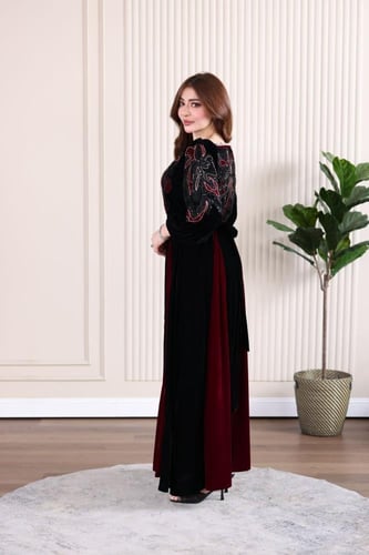 جلابية مخمل بكلفة مطرزة في الصدر والاكتاف