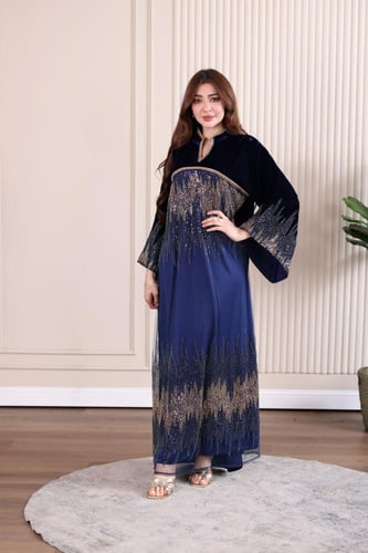 جلابية مخمل مدمجة بالتل المطرز بالخرز والترتر