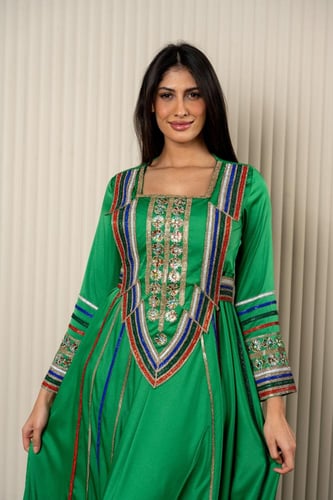 جلابية راقية بتطريز عسيري لهوية اليوم الوطني