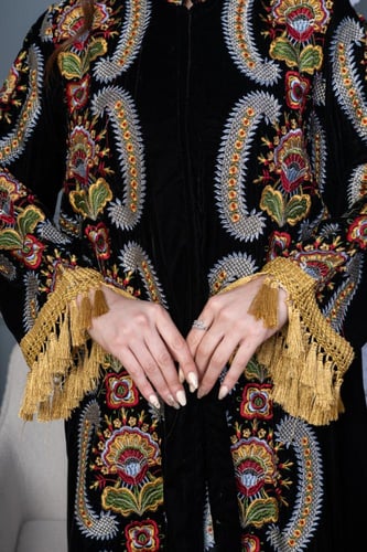 جلابية مخمل بنقوشات عصرية - موديل عباية