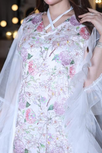 جلابية سهرة من التل المبطن وتطريز كامل في الامام و...