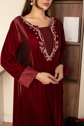 جلابية مخمل بتطريز في الصدر