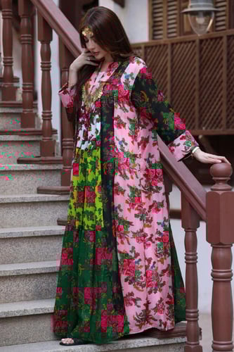 جلابية بأجمل الوان الشالكي التراثية بإضافة عقد أثر...