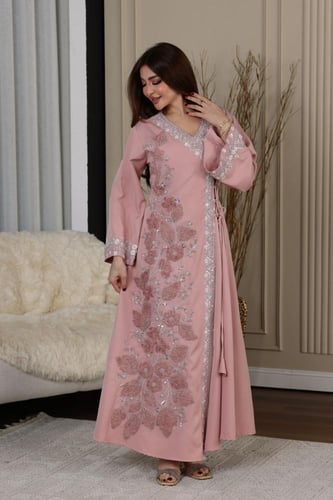 جلابية بخامة باربي ممزوجة بكلفة ترتر مطرزة ( ورطبة...