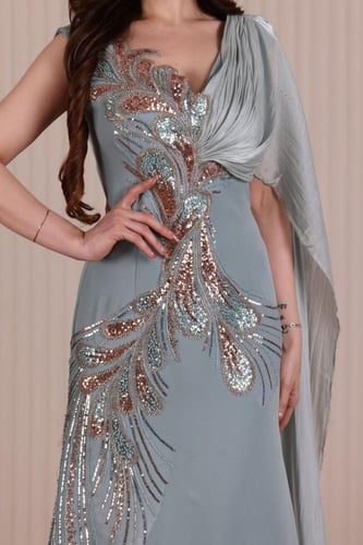 فستان كريب بتطريز طاؤوس