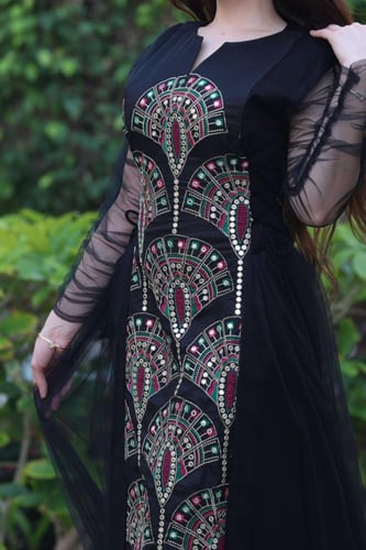 جلابية لينن مطرزة مدمجة بالتل وربطة جميلة في الاجن...