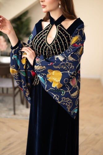 جلابية مخمل بتطريز شك في الصدر وأكمام شيفون مورد و...