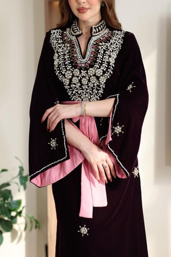 جلابية مخمل بتطريز شك يدوي كرستالات