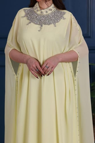 جلابية سهرة شيفون مطرزة بالكرستال في الرقبة و الجو...