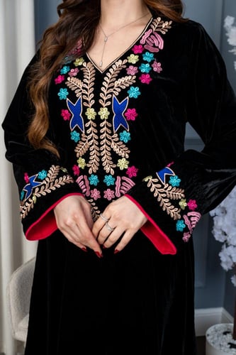 جلابية مخمل بتطريز مورد بألوان زاهية
