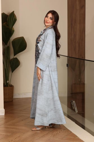 جلابية بكلفة مطرزة في الصدر ورقبة قلاب