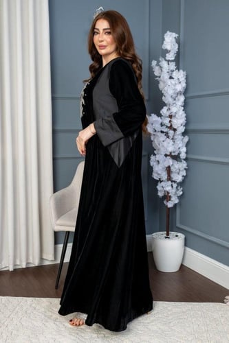 جلابية مخمل بتطريز في الصدر